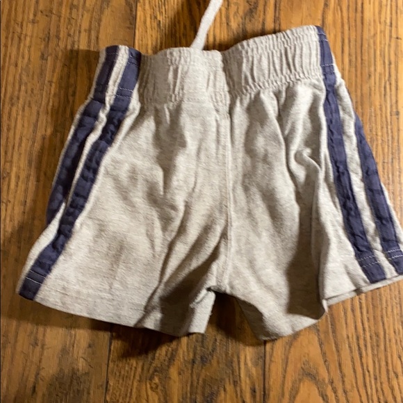 Boys 18M shorts - Picture 2 of 3